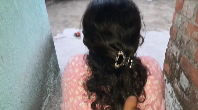 Genç Hintli kadın arkadaşıyla