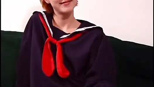 Genç Asyalı kız yatakta sikiliyor