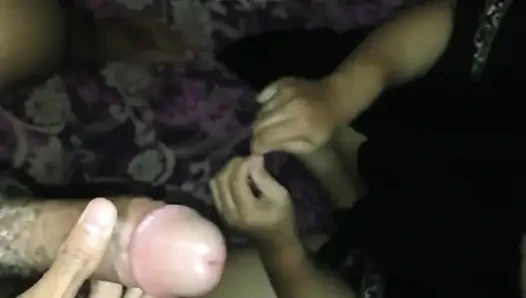Büyük yarağım emiliyor ve büyük memeli bir kızı tesettürlü sikiyor ve yüzüne boşalıyorum.