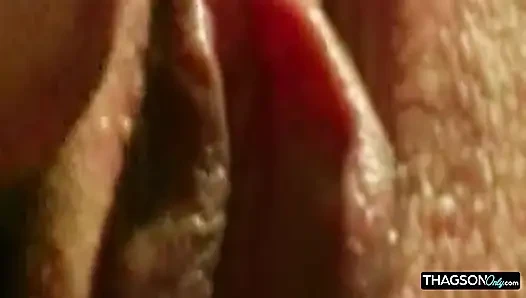 Olgun sarışın hatun açık havada anal sekste genişliyor