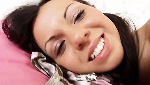 Büyük memeli kıllı orta yaşlı seksi kadın parmaklıyor amını sallayarak orgazm oluyor