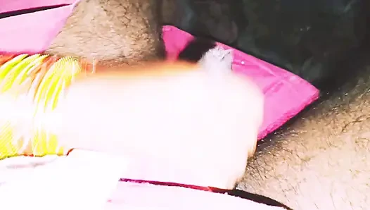 Hintli arabada seks pembe sari yenge erkek arkadaşıyla sikişmeye çalışıyor. Telugu Firty Konuşuyor.