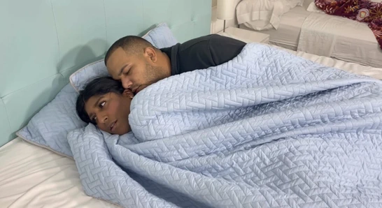 Yağmur yağıyor ve çok soğuk, üvey erkek kardeşim bana sarılıyor ve bana çok sıcak veriyor