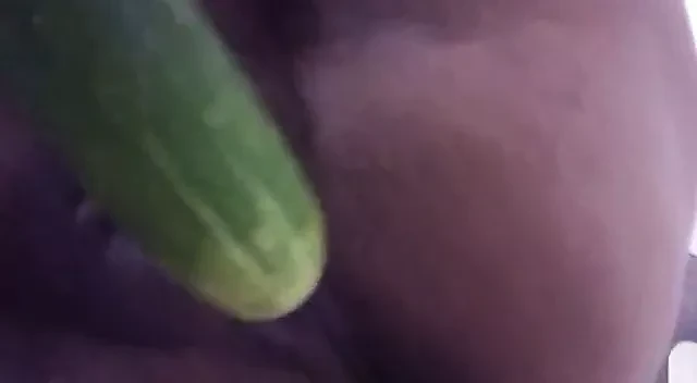 Karısı salatalık ile oynuyor