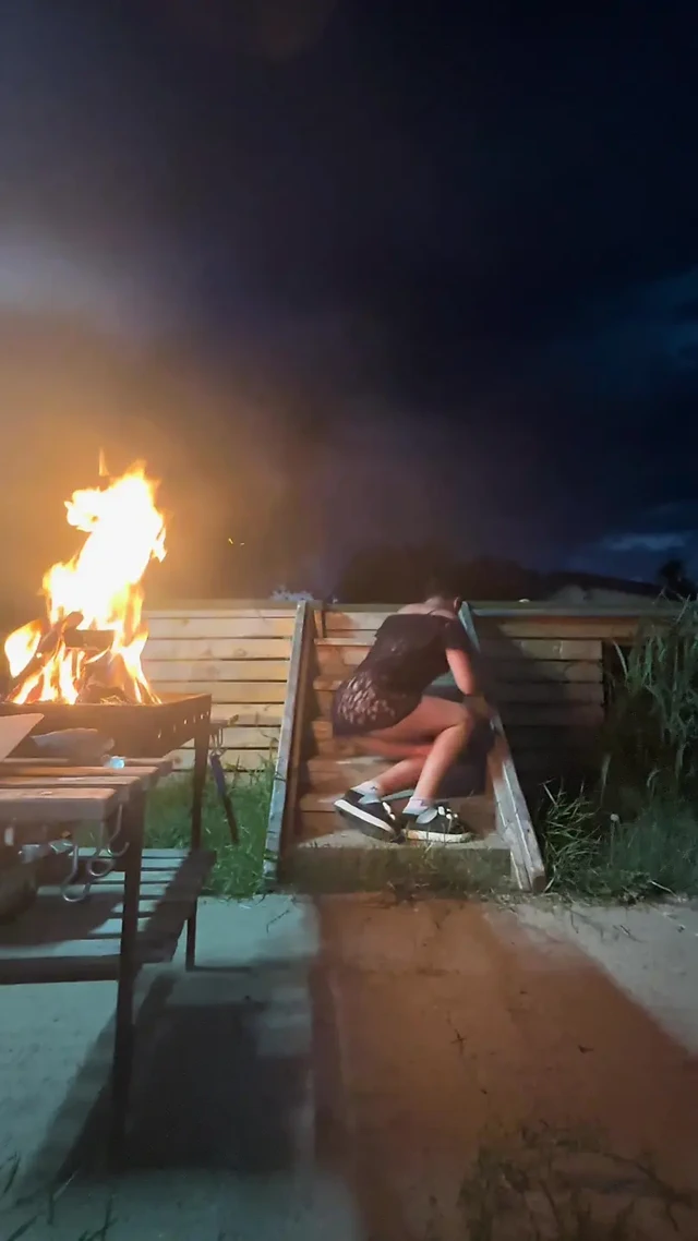 Merdiven ateşin yanında azdırıyor - sheer top, tanga ve yavaş dans