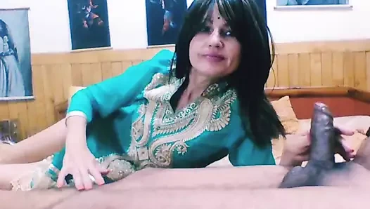 Şimdiye kadarki en sevimli orta yaşlı seksi kadın büyük zenci yarağı alıyor