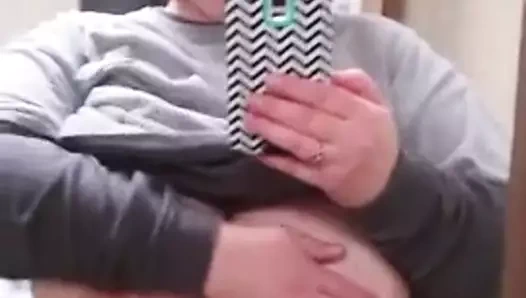 Tombul hatun göğüslerini gösteriyor