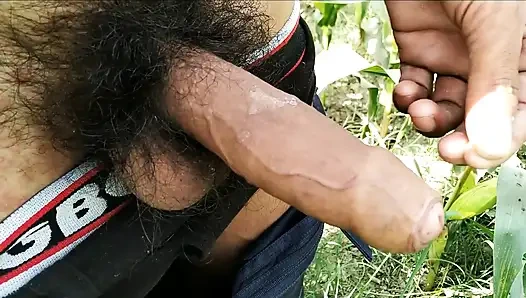 Açık havada mastürbasyonda kıllı yarak elle muamele ve boşalma