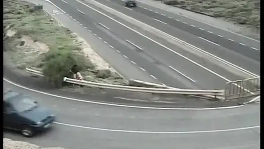 Bazı sürücülere yarağı dava eden olgun sürtükler için yolda seks