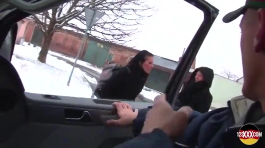 Kız minibüste ateşli bir eylem için alınıyor