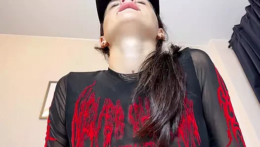 Sıska sürtük becerdin ve bitmiş kapalı içinde ona sıkı kedi