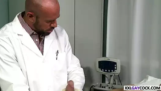 onun sıcak doktor tarafından açıldı