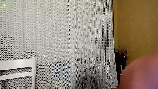 İyi bir figür ile güzel esmer çıplak vücudunu gösterir