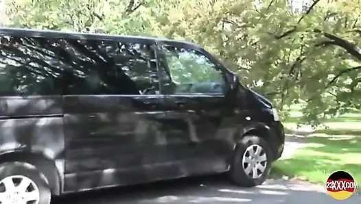 Bu azgın sarışın yüzüne boşalmana bayılıyor.