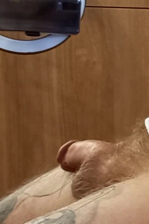 Şişman bir kadın tarafından elle penis stimülasyonundan yakın çekim boşalma