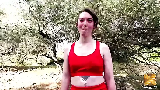 Daisy, üç musluklar için genç bir kedi