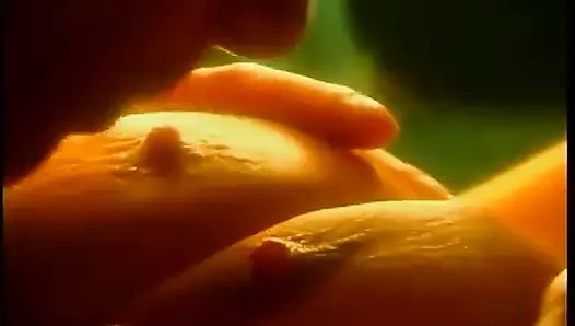 Büyük memeli sarışın koca yaraklı adamla sikişirken götünü yalatıyor ve parmaklıyor