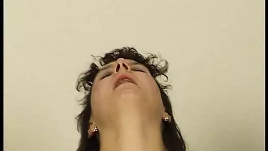 MILF Baeuerin melkt den Schwanz richtig ab