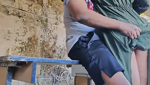 Aldatan evli kadın terk edilmiş binada sikiliyor