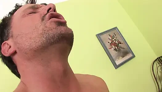 Sarışın bebek gibi kanepede canavar bir yarağa biniyor
