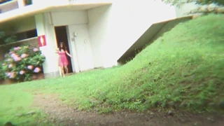 Sıcak bebek parkta bir yabancı tarafından parmaklı alır