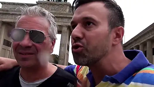 Mia de berg amını siktiriyor ve açık havada büyük yarakla parmaklıyor