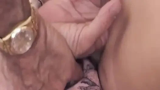 Olgun sarışın orta yaşlı seksi kadın ve esmer sert yarağı paylaşıyor