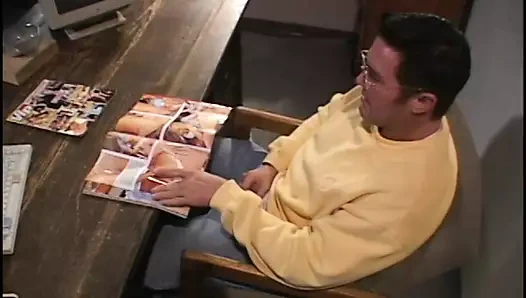 Sıcak vücut bebek gets tatlı sikme itibaren bir dik damızlık içinde the ofis