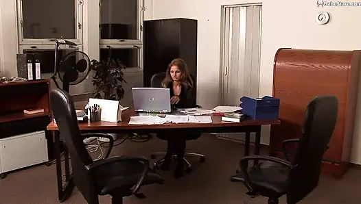 İki lezbiyen iyi bir yarak için sikişiyor!