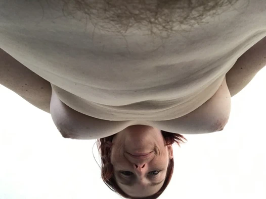 Köleler yarım saat içinde bir düzine kez üzerime yürüdükten sonra nihayet banyoda düzgün bir şekilde orgazm oldum