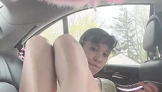 Kilise otoparkında bu amcıkla oynuyor