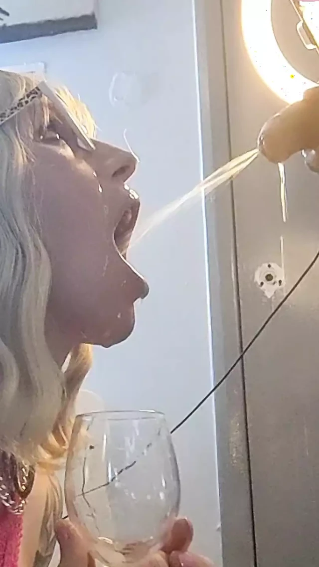 Продавец использует сисси на сеточку