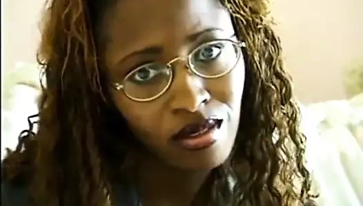 Gözlüklü seksi zenci kız sakso çekiyor ve beyaz bir adam tarafından sikiliyor