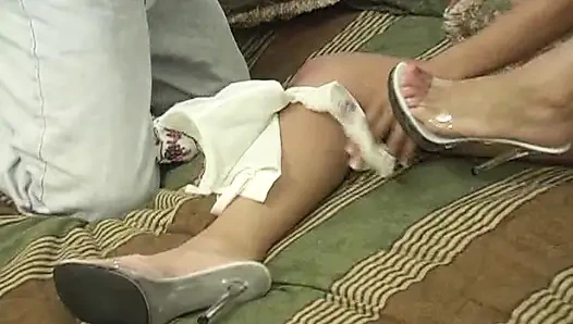 Ateşli Asyalı genç kız yüksek sesle çığlık atarken büyük bir adam sikiş deliklerini parçalıyor