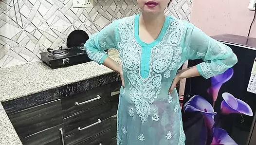 İri göğüslü Hintli üvey anne üvey oğluna mutfakta nasıl sikişmesini öğretiyor - Hintçe