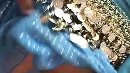 Tombul Hint bebek ile büyük göt üzerinde yatak emme ve kahrolası iki sert musluklar