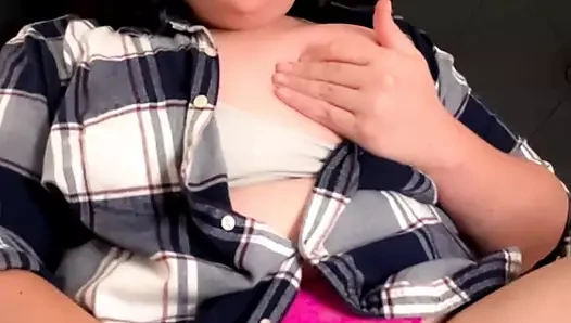 Tombul trans melek janice renee porno izlerken kamerada şişman kız arkadaşını okşıyor