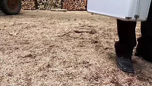 Notgeole Milf mit riesen titten fickt im freien