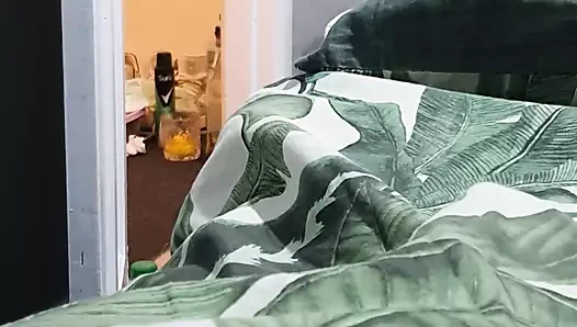 Sürtük hizmetçi üvey oğlunun odasını temizlerken eteğinin altında külotsuz yakalandı