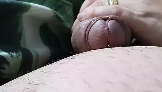 Üvey anne otel odasında üvey oğlunun yarağının üzerinde eliyle uyuya kalıyor