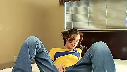 Twink Ayden döllerken mastürbasyon yapıyor seçmeleri