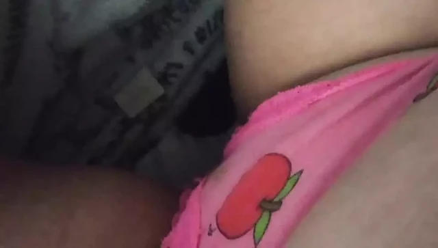 девушка мастурбирует