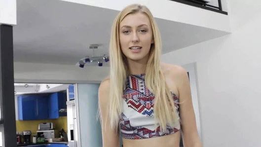 Sislovesme - şanslı adam azgın sarışın bebeği amını ovuştururken yakaladı ve onun yerine onu sikiyor