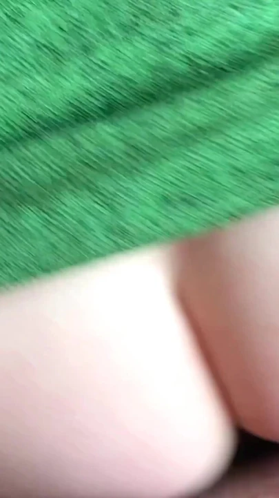 Genç bir öğretmenle dersler arasında hızlı bir sikiş. Kısa elbisenin altında külot yok. İçine boşal. Damlayan döl yakın çekim