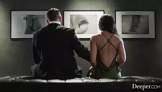 Derin. İtaatkar Ameena herkesin içinde domine ediliyor