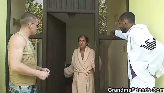 Küçük memeli ateşli olgun iki büyük yarak alıyor