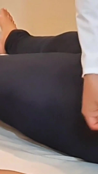 Doktor arkadaşımdan bana masaj yapmasını istedim...... Ama beni prezervatifsiz hamile bırakıyor | Klip 2