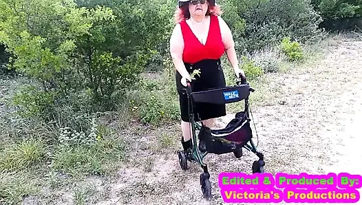 Seksi hemşire Vicki parkta yürüyor teşhir ediyor ve seni azdırıyor