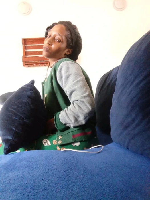 Hizmetçi temizlik yaparken kendini sikiyor