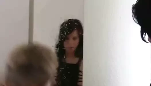 Diş telleri ve genç arkadaşı ile sıcak şık her yerde tükürmek